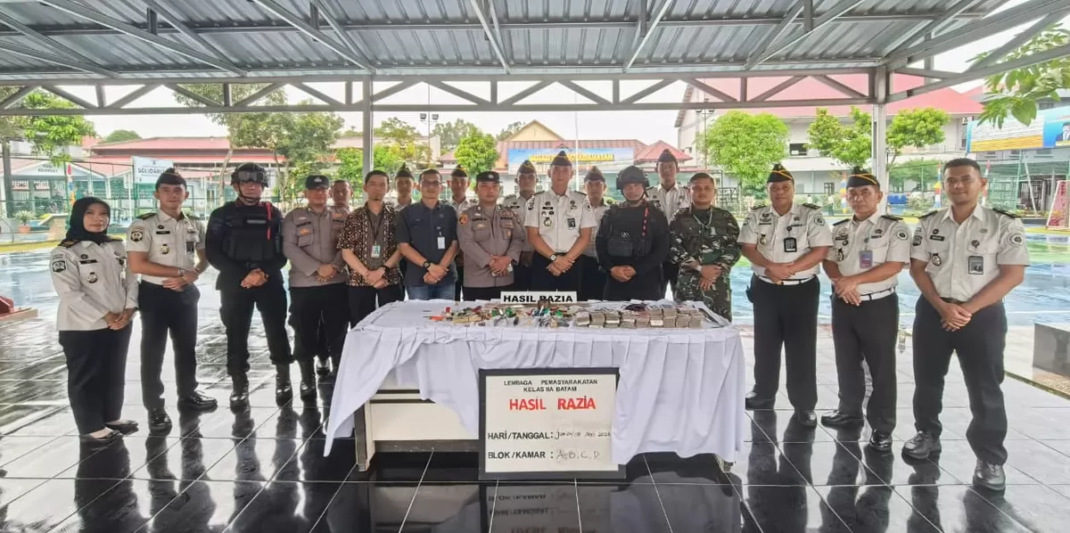 Petugas Lapas, TNI, Polri serta Ormas, usai melakukan razia ke setiap blok hunian WBP. (Muhammad Kamil)