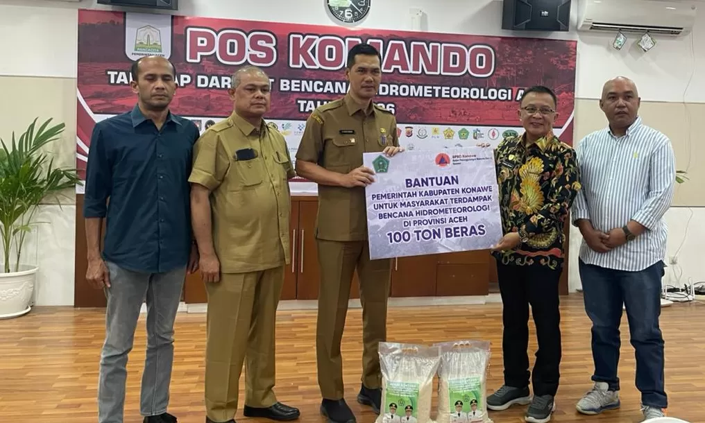 Wakil Bupati Konawe H Syamsul Ibrahim saat menyerahkan bantuan kepada Pemprov Aceh, dalam rangka mendukung pemulihan pasca bencana