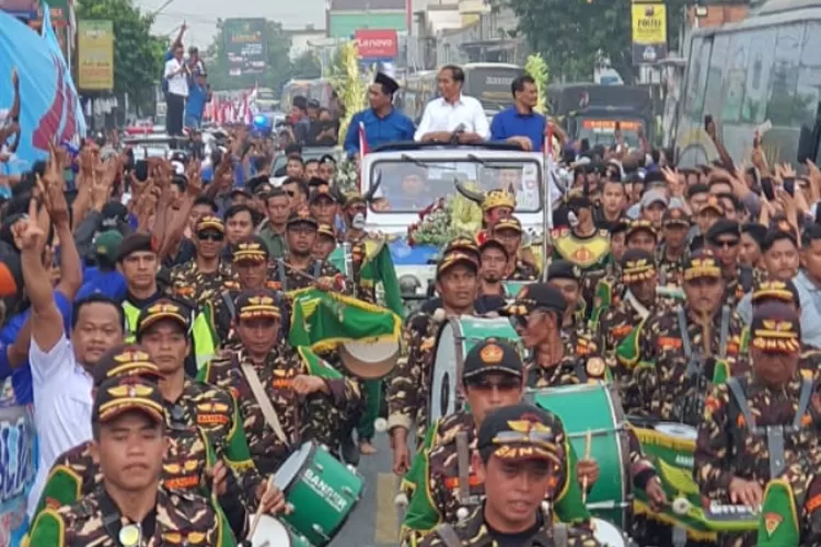 Accompanying the Luthfi-Yasin campaign, Jokowi was enthusiastically welcomed by tens of thousands of Tegal residents.