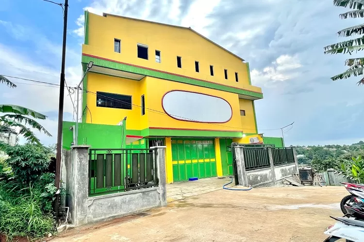 PENAMPAKAN : Gedung Pabrik dimsum Klawing Depok, di Jalan Herman Tajir RT2/5 Kelurahan Curug, Kecamatan Bojongsari, Selasa (22/4). (RISKY DWI LESTARI/RADAR DEPOK)