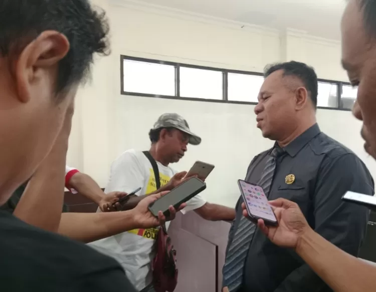P. Hasibuan, kuasa hukum pemohon praperadilan memberikan keterangan kepada wartawan di PN Palu. 