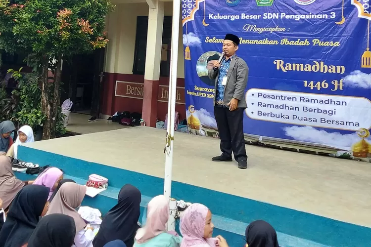 Kepala SDN Pengasinan 3, Yogi Suprayogi memberikan arahan kepada peserta didik, pada momentum pesantren Ramadan di halaman sekolahnya, Rabu (19/3). (ANDIKA EKA/RADAR DEPOK)