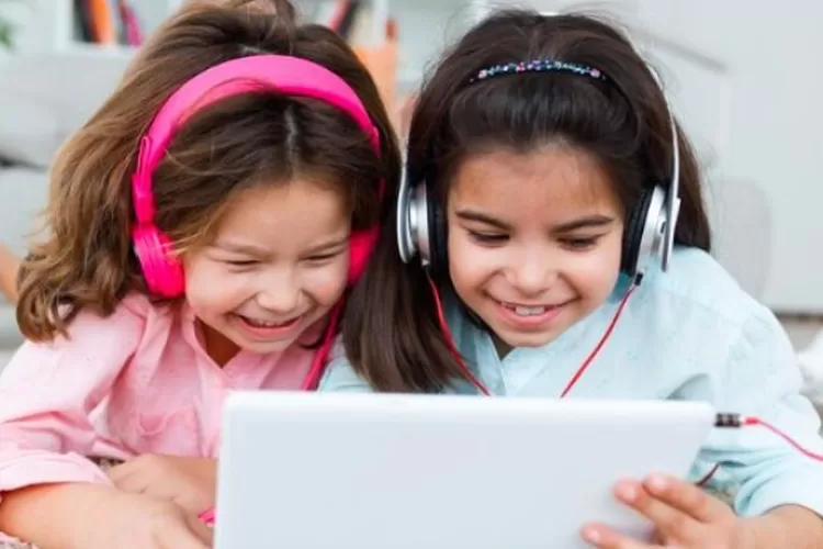 Foto ilustrasi anak-anak menggunakan media sosial 