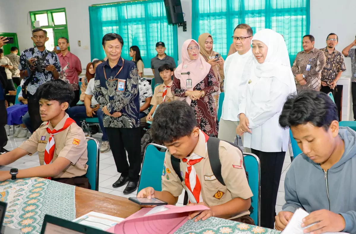 Gubernur Jatim Khofifah Indar Parawansa, saat meninjau pelaksanaan   Sistem Penerimaan Murid Baru tahun akademik 2026/2027. (Ist).