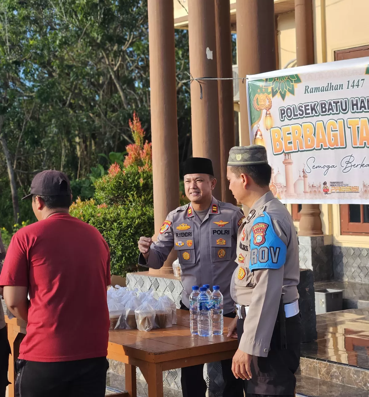 Kapolsek Batu Hampar, Iptu Romi Yendri saat membagikan takjil. 