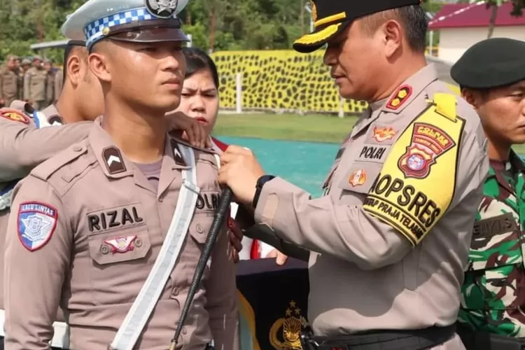 Kapolres Mura AKBP Irwansah memasang pita tanda di mulai operasi Zebra Telabang (Kalteng Lima)