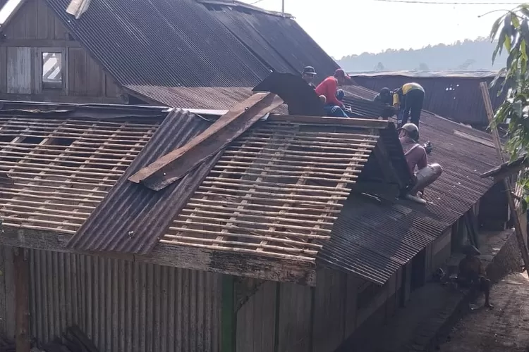 Warga memperbaiki atap rumah yang rusak diterjang angin kencang di Desa Manggungmangu Plantungan.  (edi prayitno/kontributor Kendal)