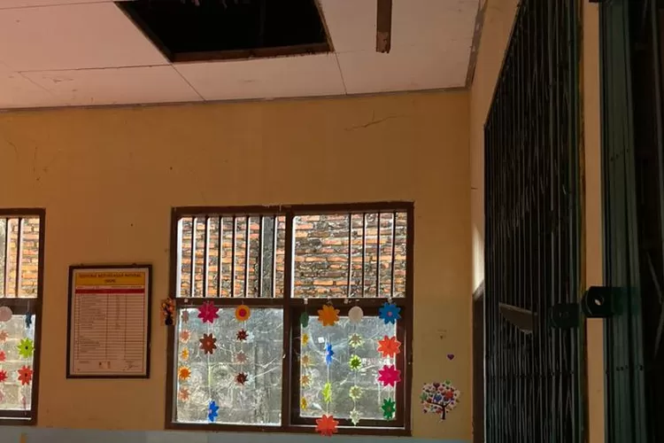 Penampakan kerusakan atap kelas di SDN Tapos 2. (ANDIKA EKA/RADAR DEPOK)