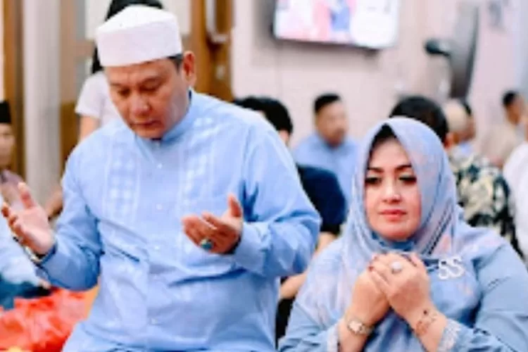 Ketua Komisi B DPRD Kota Depok, Hamzah (kiri) bersama sang istri saat menggelar doa bersama di kediamanya