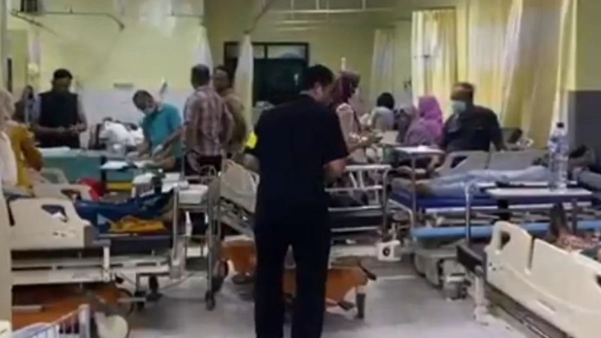 Sejumlah korban kecelakaan bus di ruas Tol Jombang&ndash;Mojokerto saat dievakuasi dan dilarikan ke rumah sakit terdekat untuk mendapatkan penanganan medis