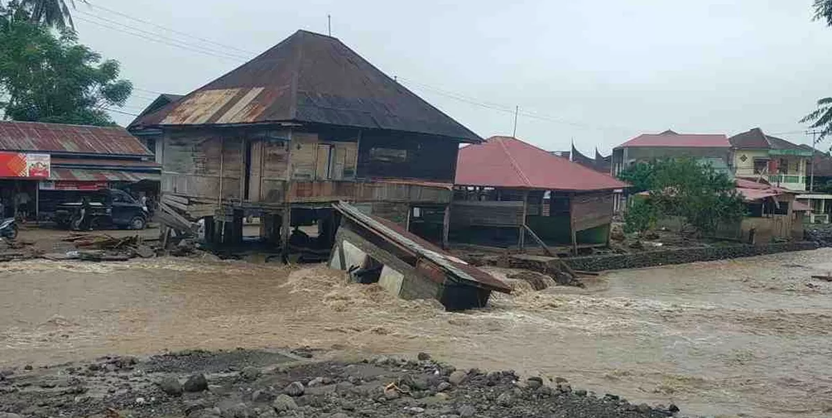 Rumah berada di tepi Sungai di Saniangbaka, Kecamatan X Koto Singkarak, Sumatera Barat, hanyut terbawa arus deras sungai./net