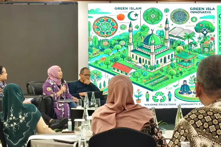Hening Parlan, Direktur GreenFaith Indonesia saat menyampaikan tanggapannya terhadap hasil riset terbaru PPIM UIN Jakarta, Selasa (11/2/2025) 