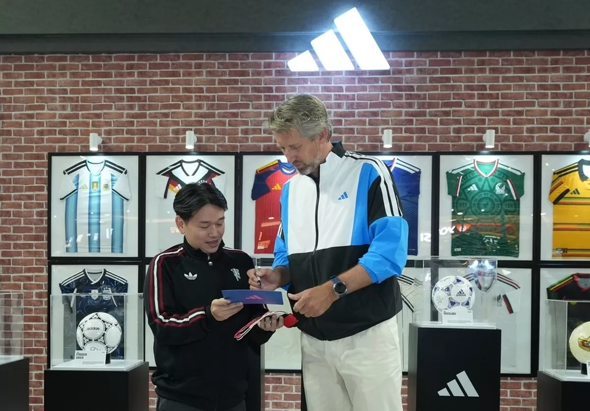 Legenda sepak bola Belanda, Edwin van der Sar hadir di Indonesia untuk menyapa penggemarnya, Selasa, 30 Juni. 