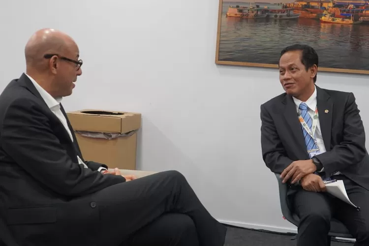 Menteri Hanif Faisol berbincang dengan Sekretaris UNFCCC Simon Steill.