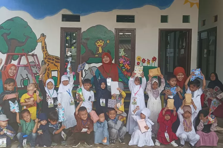 Para siswa dan perwakilan guru tengah berfose di hari penutupan MPLS PAUD Taman Surga, Cogreg, Parung pada Jumat 19 Juli 2024. (Jalil/Bogor Times)