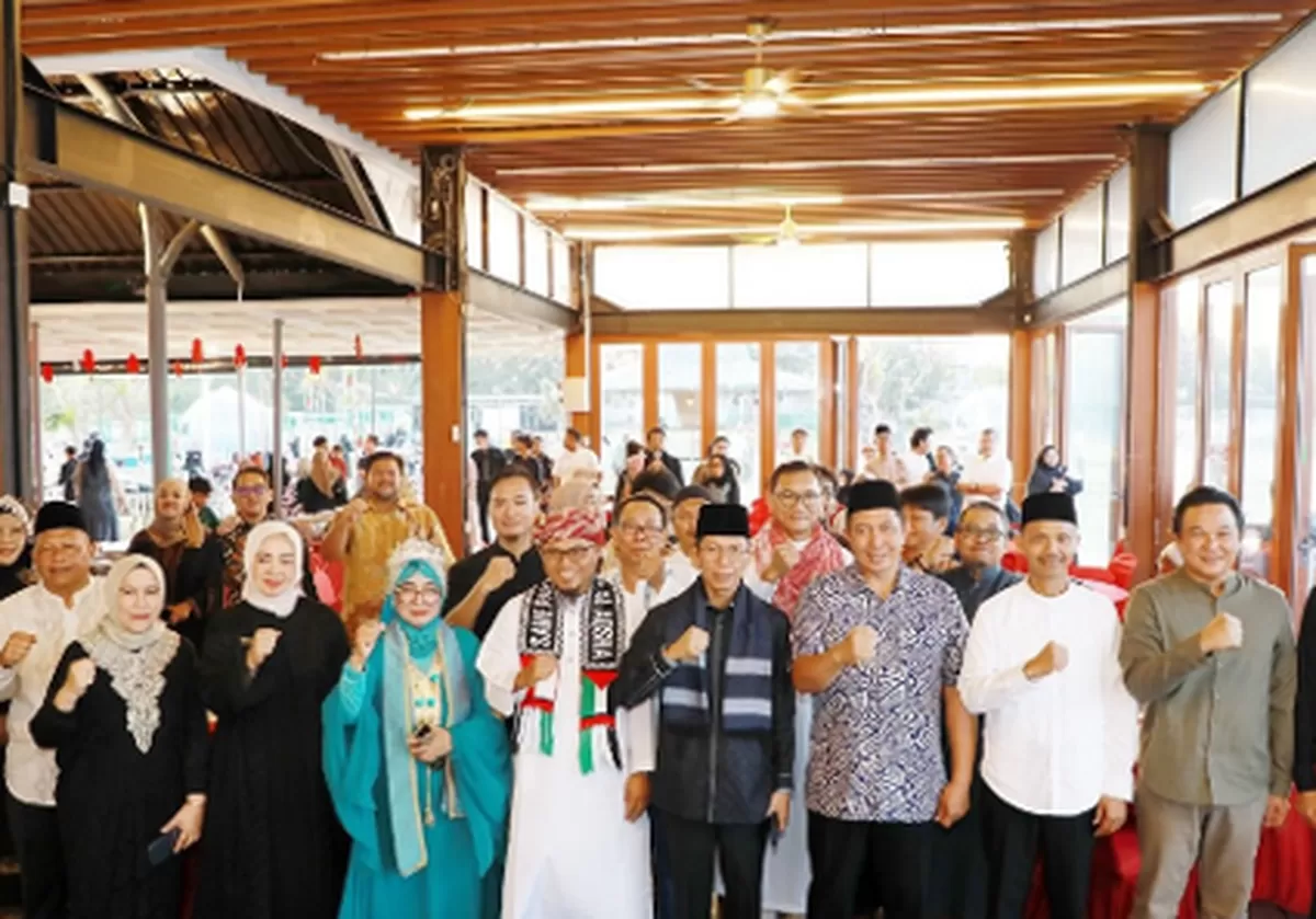 Walkota Batam Amsakar Achmad foto bersama saat menghadiri buka puasa bersama Ikapolsri Kepri (Foto:Diskominfo Batam)