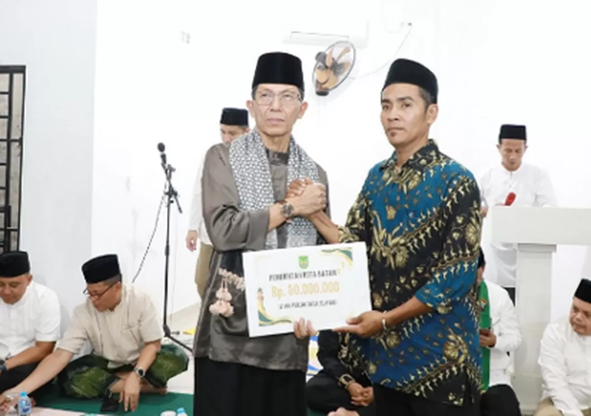 Walikota Batam menyerahkan bantuan pembangunan masjid pada Safari Ramadan di Mushala At Taubah, Kelurahan Sambau, Nongsa. (Foto: Diskominfo Batam)