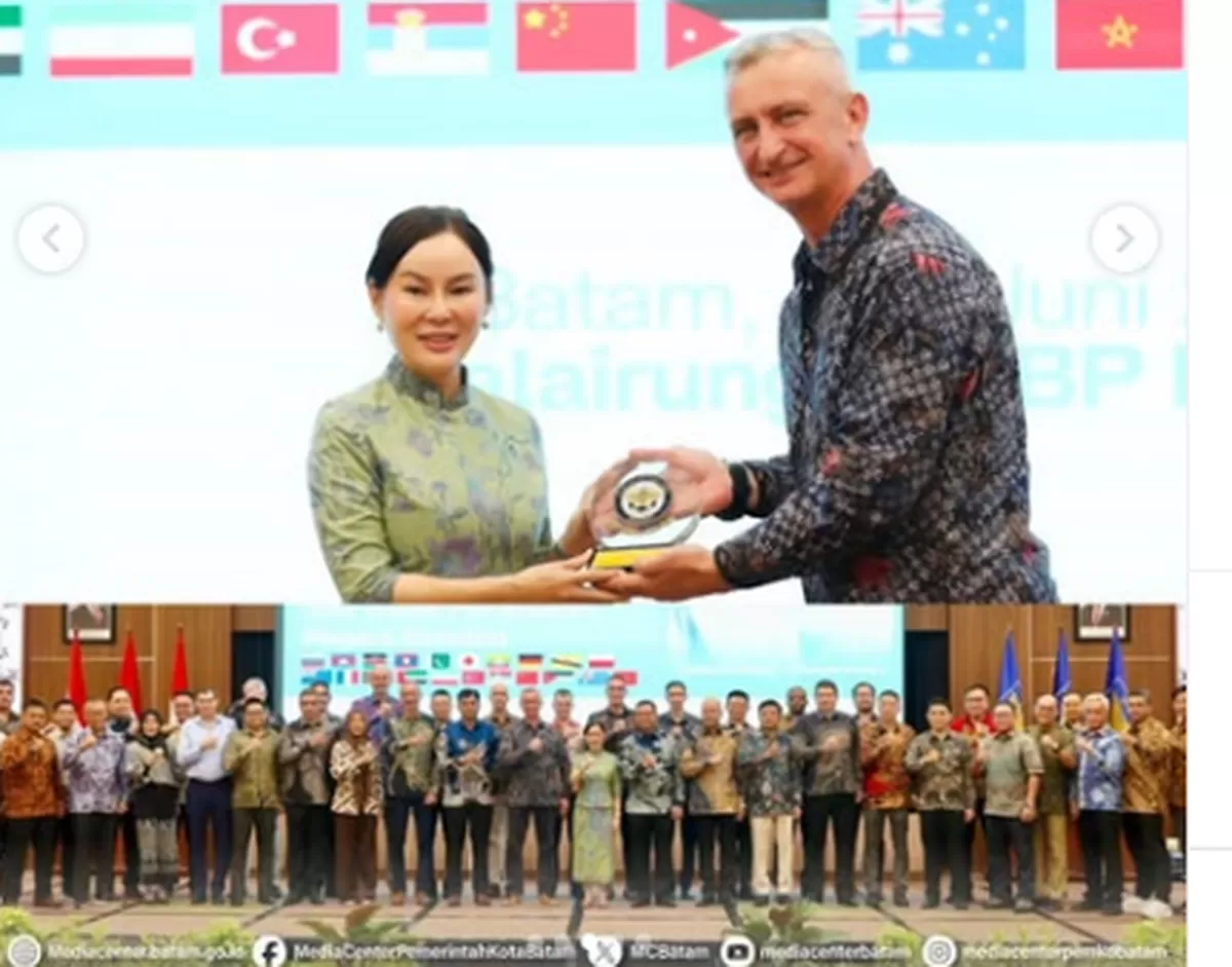 Perwakilan Atase Pertahanan dari 19 negara sahabat memberikan cindramata kepada Plh Walikota Batam, Li Claudia Chandra, pada rangkaian Defence Attache Tour 2026 di Kantor BP Batam. (Foto:ig Diskominfo Batam)