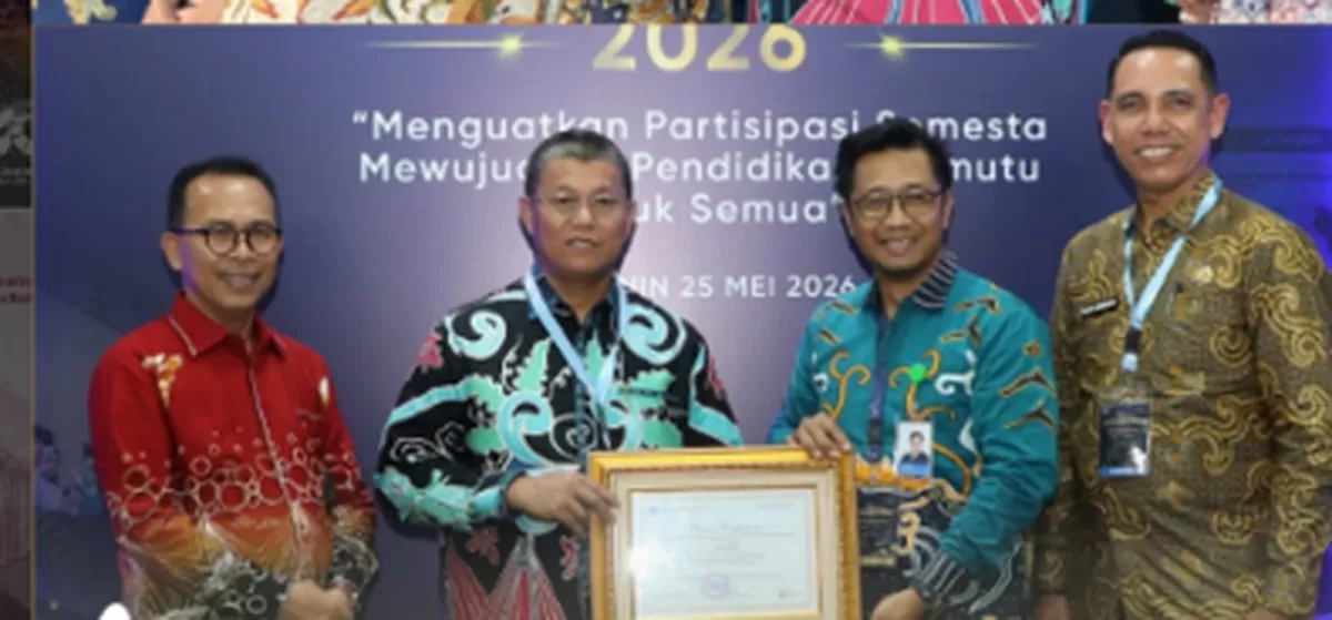 Sekda Kota  Batam, Firmansyah, foto bersama Kadisdik Kota Batam Hendri Arulan dan pejabat lainnya usai menerima penghargaan. (Foo:ig Diskominfo Baam)