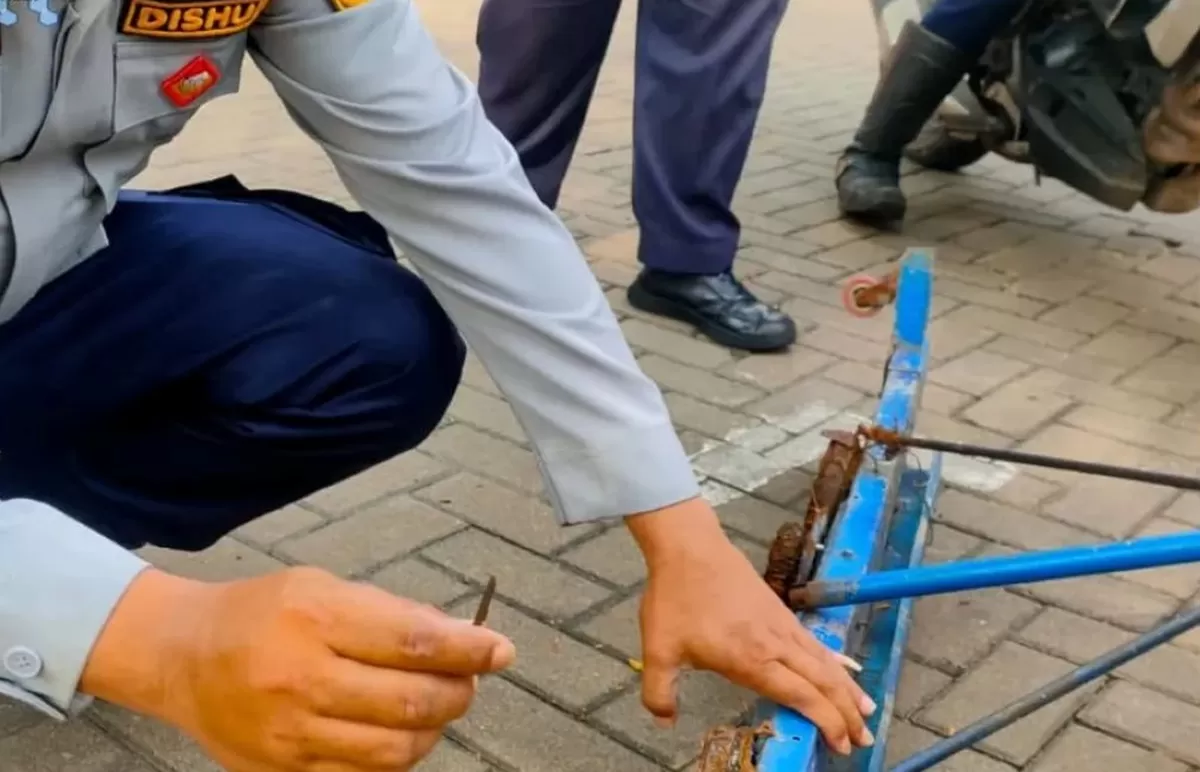 Ilustrasi pembersihan ranjau paku ulah oknum tak bertanggung jawab yang  dinilai melanggar hukum karena berpotensi membahayakan pengguna jalan (Instagram/sudinhub.jakut)