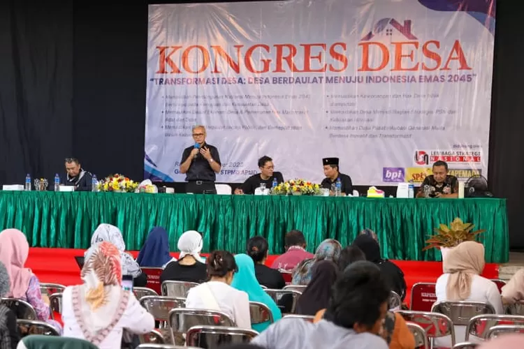Sejumlah narasumber dalam Kongres Desa di Gedung Ganesa, Kompleks Kampus Sekolah Tinggi Pembangunan Masyarakat Desa (STPMD) APMD Yogyakarta, Rabu (22/11/2023).  (Istimewa)