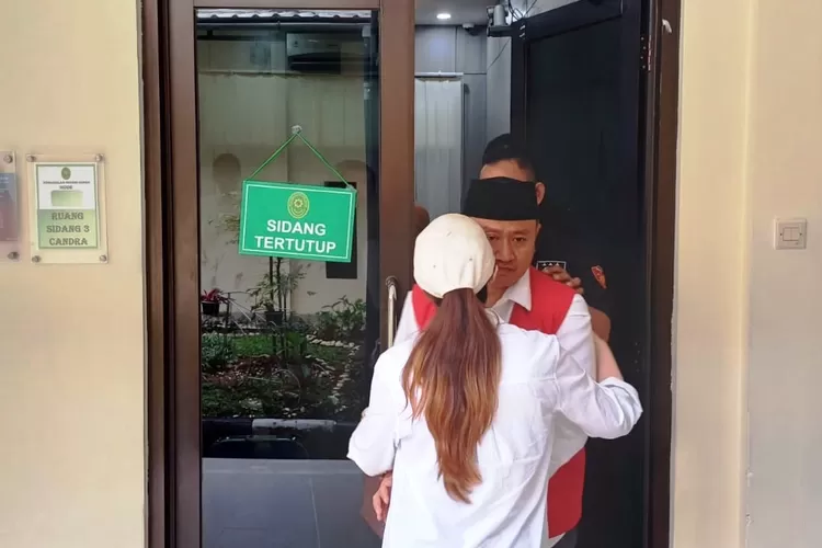 Anggota DPRD Kota Depok, Rudy Kurniawan usai melaksanakan persidangan ketiga dalam agenda mendengarkan tanggapan JPU terkait eksepsi terdakwa, di PN Depok Senin (30/6). (ANDIKA EKA/RADAR DEPOK)