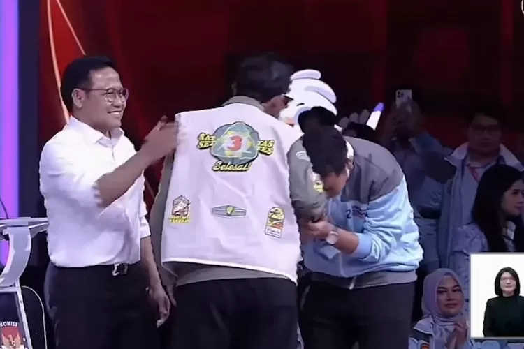 Gibran membungkuk dan bersalaman dengan Mahfud MD dan Muhaimin usai acara debat berakhir.