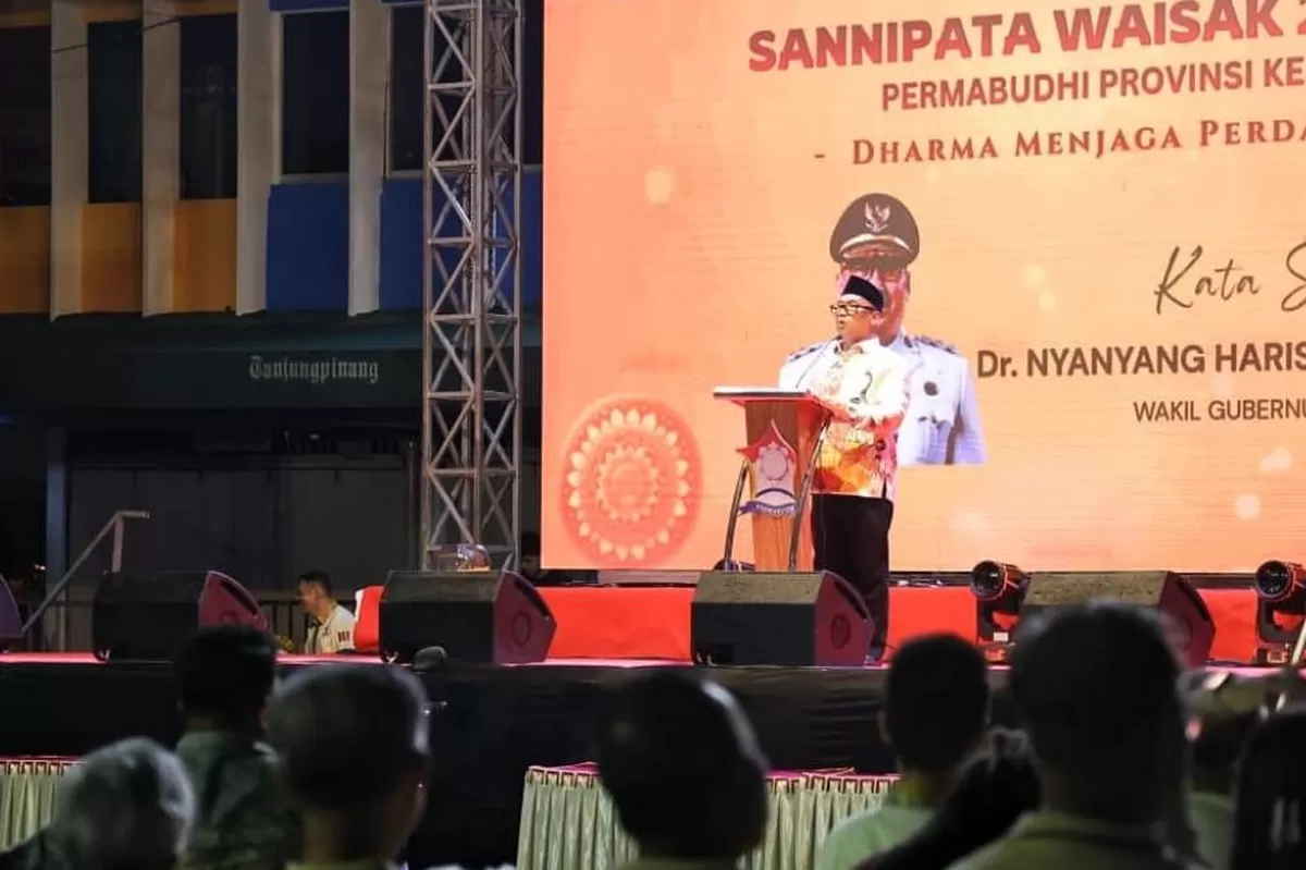 Wagub Nyanyang saat memberikan kata sambutan dalam acara Sannipata Waisak 2570 Buddhasakara Tahun 2026. (Foto:Diskominfo Kepri) 