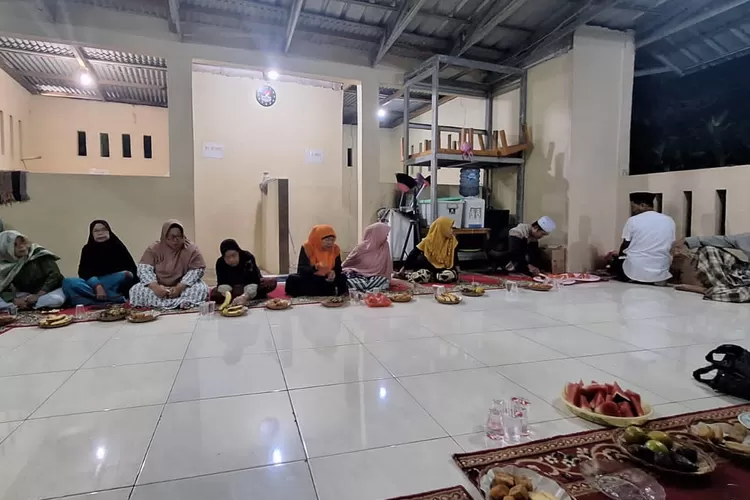 Majelis Pengajian Ikatan Silaturrahmi Warga Dua (Iswada) RT2/2 Duren Seribu memebrikan santunan yatim dan duafa. (ISTIMEWA)