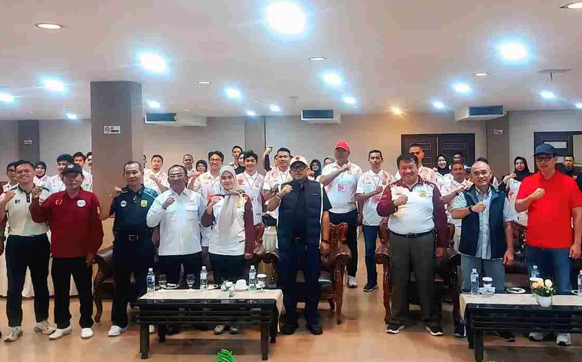 Walikota Tanjungpinang Lis Darmansyah foto bersama usai membuka Pelatihan Wasit Bola Voli. (Foto: Diskominfo Tanjungpinang)