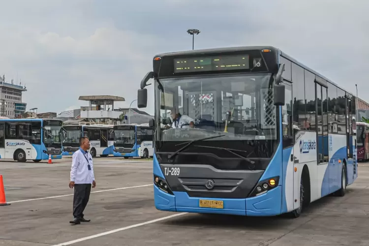 Seorang instruktur memperhatikan pengemudi yang menjalani uji kompetensi mengemudikan bus di tempat uji kompetensi di Transjakarta Academy, Jakarta. (Hanung Hambara/Jawa Pos)