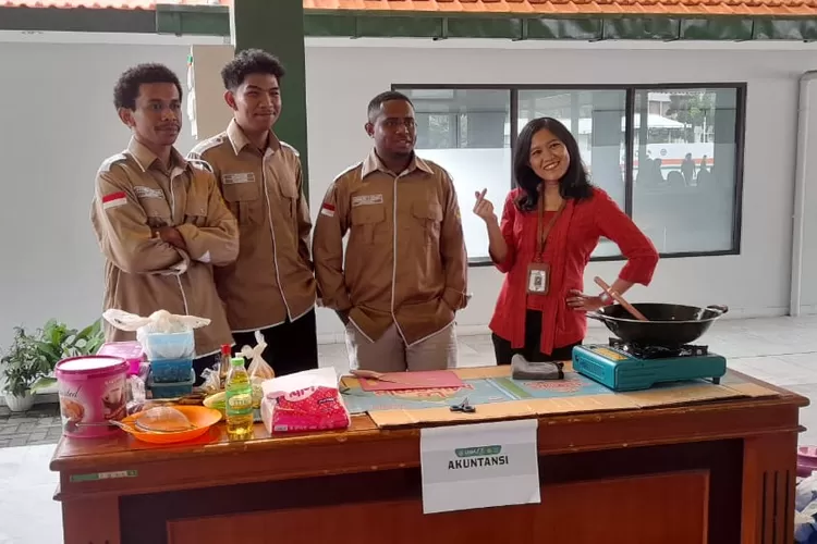 Mahasiswa Prodi Akuntansi Fakultas Ekonomi Universitas Widya Mataram mengikuti lomba memasak nasi goreng di Pendopo Kampus Terpadu UWM, Kamis (18/9), memeriahkan rangkaian Dies Natalis ke-43 UWM.  (Foto: Dok. Istimewa)