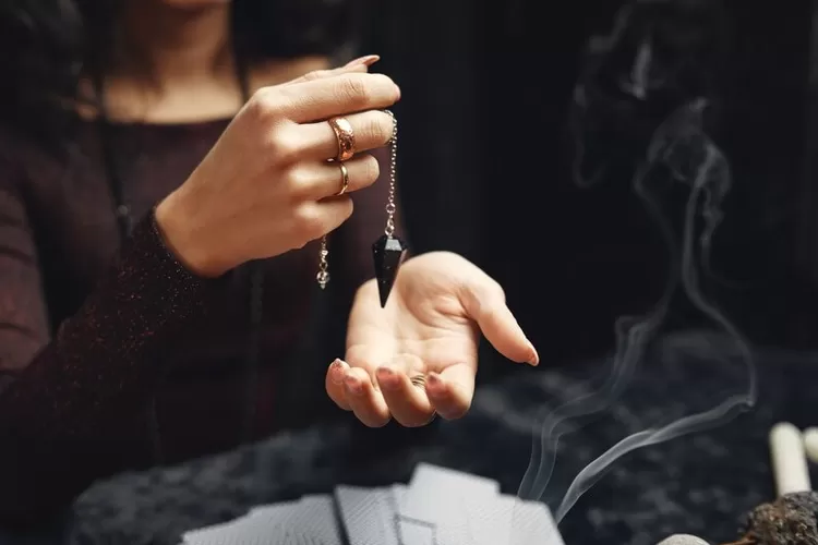 Ini dia tanda orang iri dengki mengirimkan santet (Freepik)