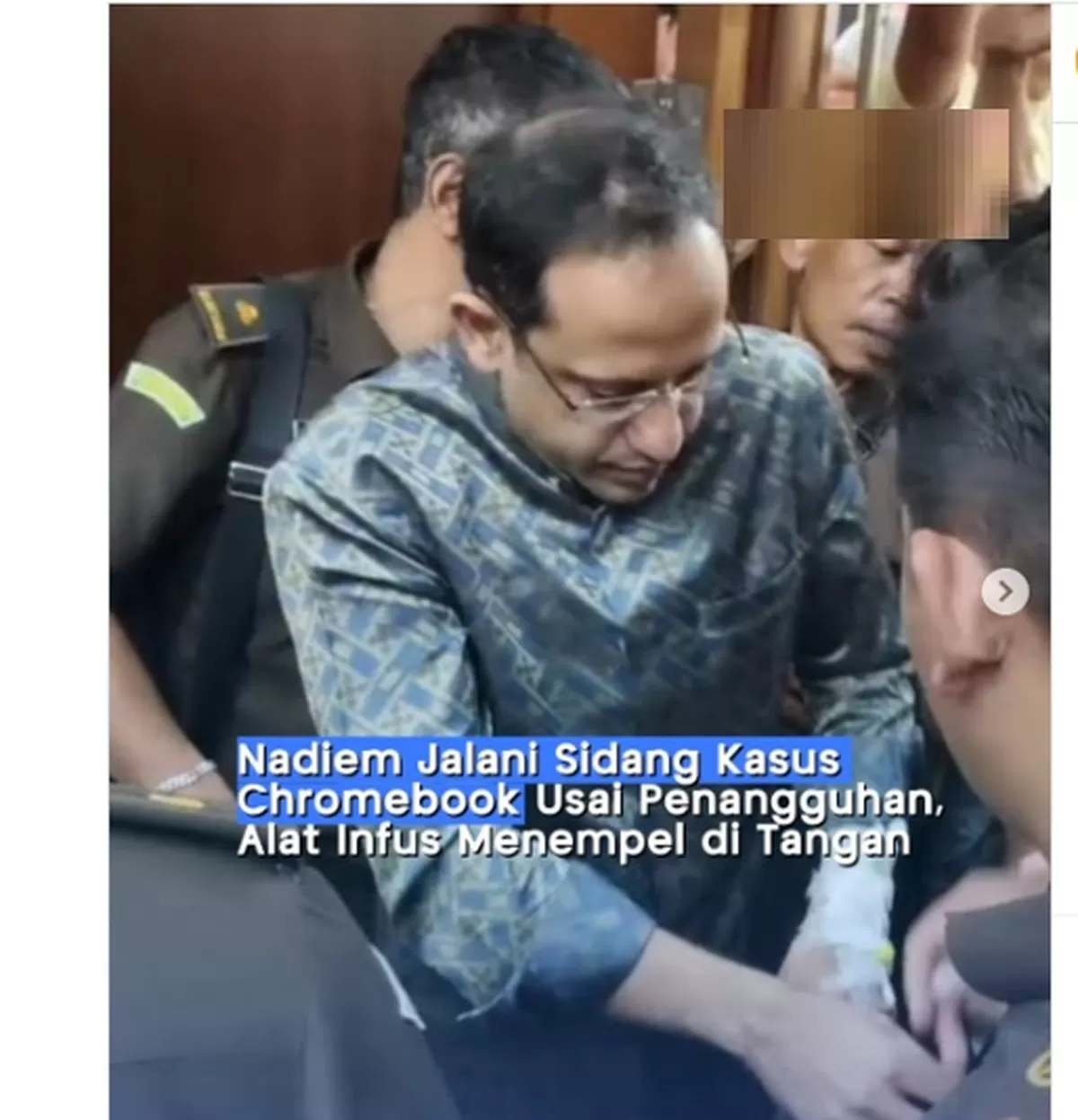 Nadiem Makarim saat menjalani sidang dengan alat infus yang masih menempel di tangan.(foto:ig okezonecom)