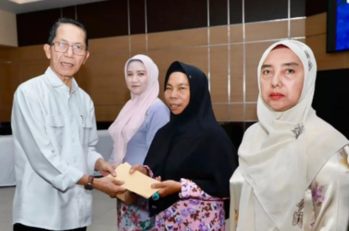 Walikota Batam Amsakar Achmad menyerahkan santunan kepada Janda PNS.(Foto:Diskominfo Batam)