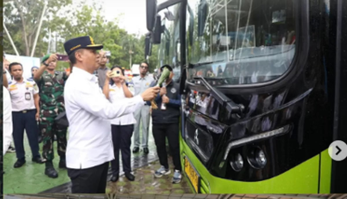Dirjen Perhubungan Darat Kemenhub RI, Irjen Pol (Purn) Aan Suhanan saat turut meresmikan peluncuran 19 armada baru tambahan Bus Trans Batam oleh Pemko Batam. (Foto:ig Diskominfo Batam)