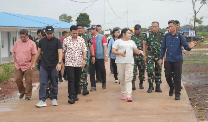 Sekretaris Daerah Papua Selatan Maddaremmeng bersama Forkopimda, Paspampres dan Protokoler Presiden saat meninjau ke PT Global Papua Abadi, salah satu titik yang akan di kunjungi Wapres. ((Ceposonline.com/Ist))