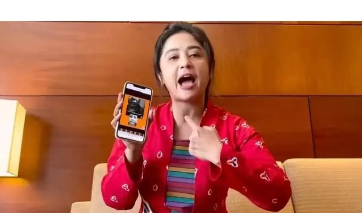 Dewi Perssik saat klarifikasi disebut netizen meninggal dunia.