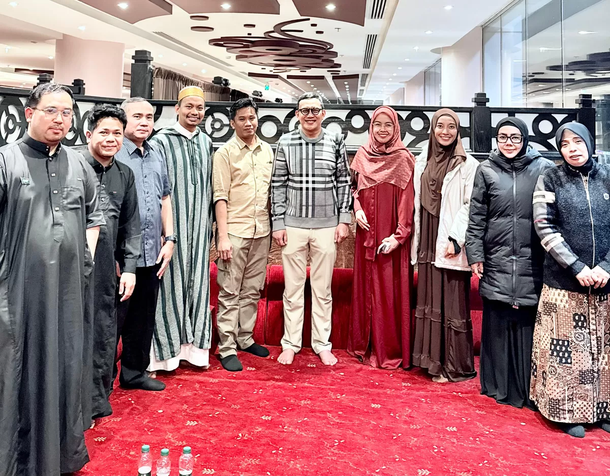 Pengurus KKSS Arab Saudi bersama Sekjen BPP KKSS Abdul Kadir Karding saat menggelar pertemuan koordinasi di Madinah untuk mematangkan program kerja perantau, Minggu (4/1). (Sulawesinetwork.com)
