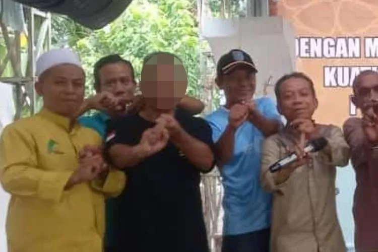 ASN Damkar Depok menggunakan simbol salah satu paslon.