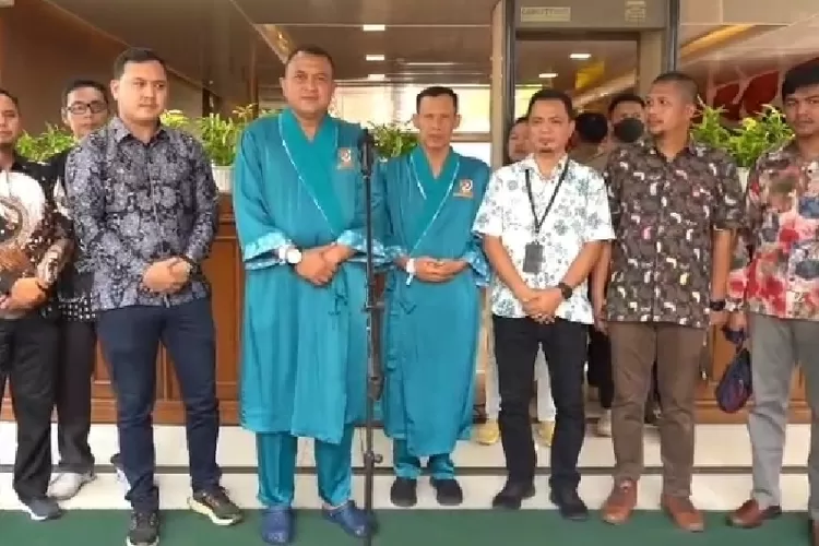 Pasangan bakal calon bupati Rudy Susmanto, dan wakil bupati Bogor Ade Ruhandi atau Jaro Ade didampingi Komisioner KPU dan Bawaslu saat proses medical check up di RSPAD Gatot Subroto pada Sabtu, 31 Agustus 2024. (KPU Kabupaten Bogor)