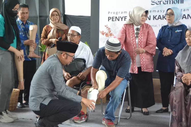 RS Islam Aysha memberikan bantuan kaki palsu kepada penyandang disabilitas Kabupaten Bogor pada Jumat, 1 Desember 2023.