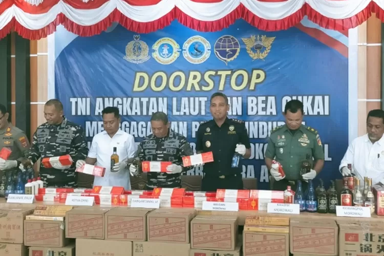 Rokok dan Miras ilegal yang gagalkan prajurit TNI AL lanal palu diperlihatkan saat konferensi pers di kantor bea cukai Morowali