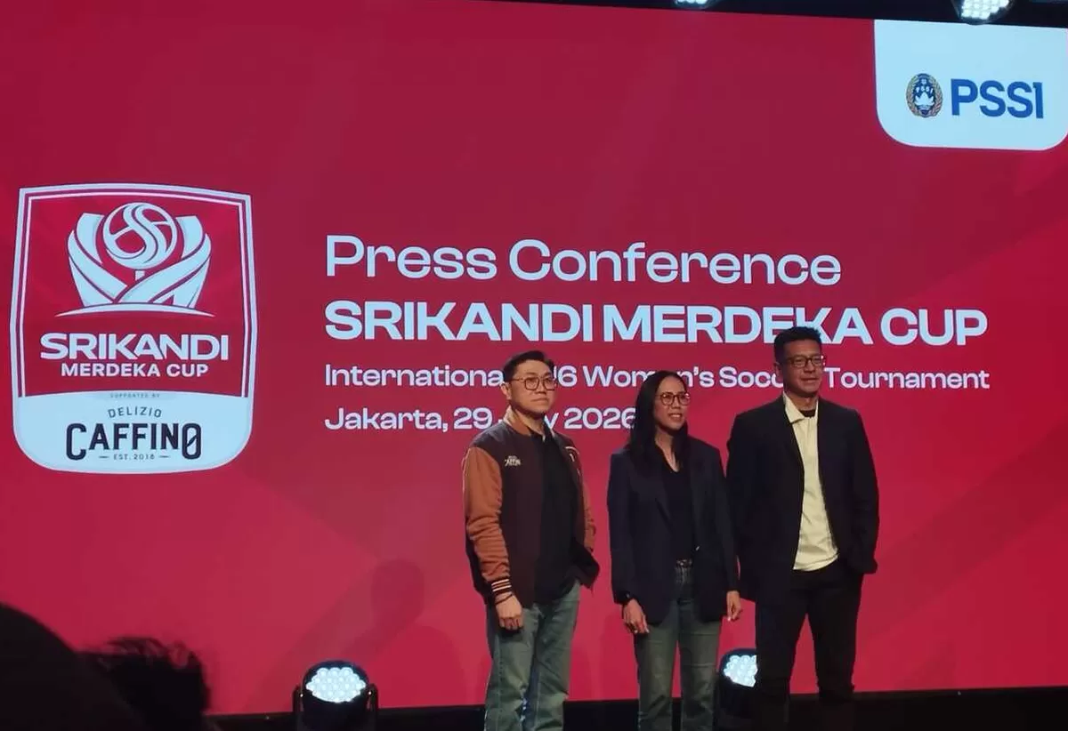 Exco PSSI Vivin Sungkono Cahyani, Program Director Srikandi Merdeka Cup 2026 Teddy Tjahjono, serta perwakilan sponsor berfoto bersama dalam jumpa pers di Jakarta, Rabu, 29 Juli. 
