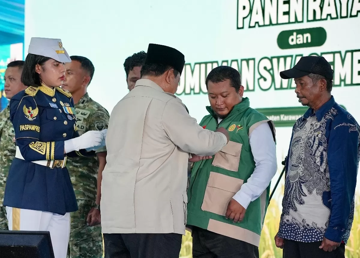 Presiden Prabowo Subianto memberikan penghargaan sebagai bentuk apresiasi dalam acara Panen Raya dan Swasembada Pangan Tahun 2026 yang secara resmi digelar di Karawang, Jawa Barat, Rabu (7/1/2026) siang. (Kalimantansatu.com/Dok. Tim Media Presiden Prabowo Subianto)