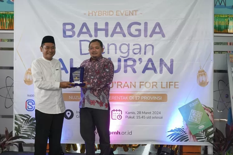 Penyerahan penghargaan 1 Juta Al-Qur'an kepada Eri Palgunadi (Kanan) yang diselenggarakan oleh Baitul Maal Hidayatullah (BMH) di Indonesia Science Center (ISC) Taman Mini Indonesia Indah, (28/3). (DOKUMEN JNE)