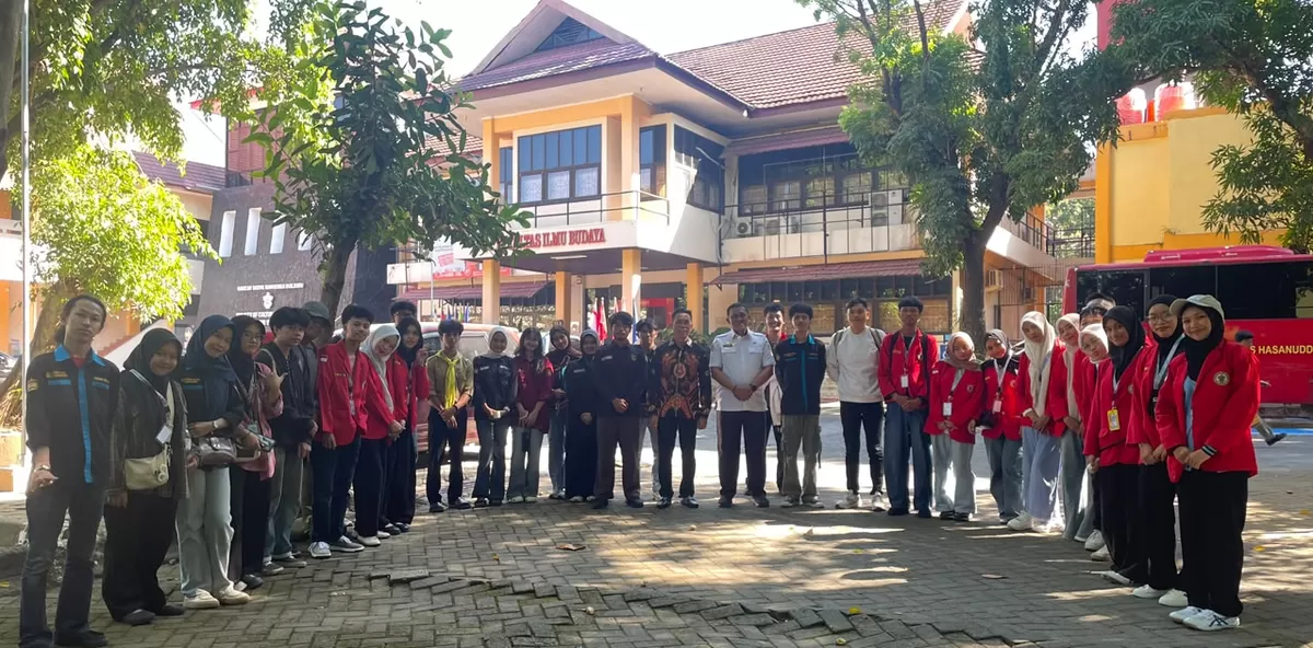 FOTO: Tampak Humanis melepas peneliti dari POKSA bersama Dekan FIB Unhas Prof. Dr. Andi Akhmar, S.S.,M.Hum. (Dok.POKSA)