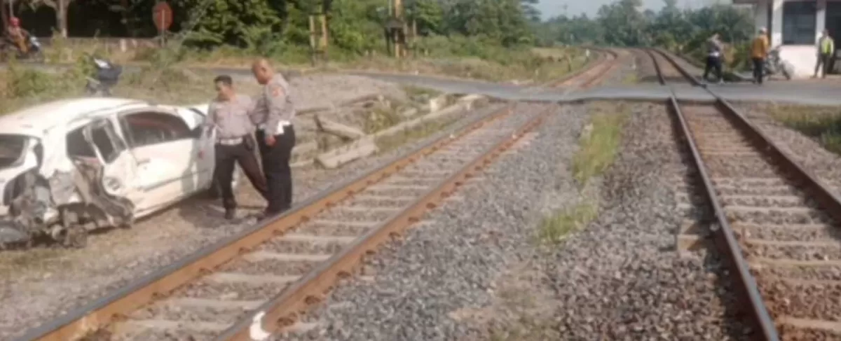 Unit kendaraan yang tertemper Kereta Api Sebidang dalam kecelakaan maut (Istimewa)