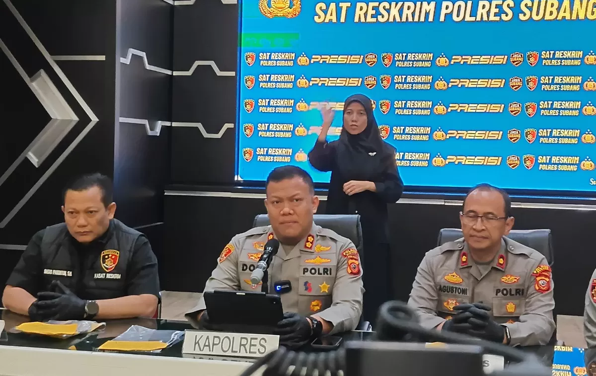 Kapolres Subang AKBP Dony Eko Wicaksono didampingi jajaran saat konferensi pers pengungkapan kasus pembunuhan disertai pencurian dengan kekerasan di Polres Subang, Kamis 26 Maret 2026
