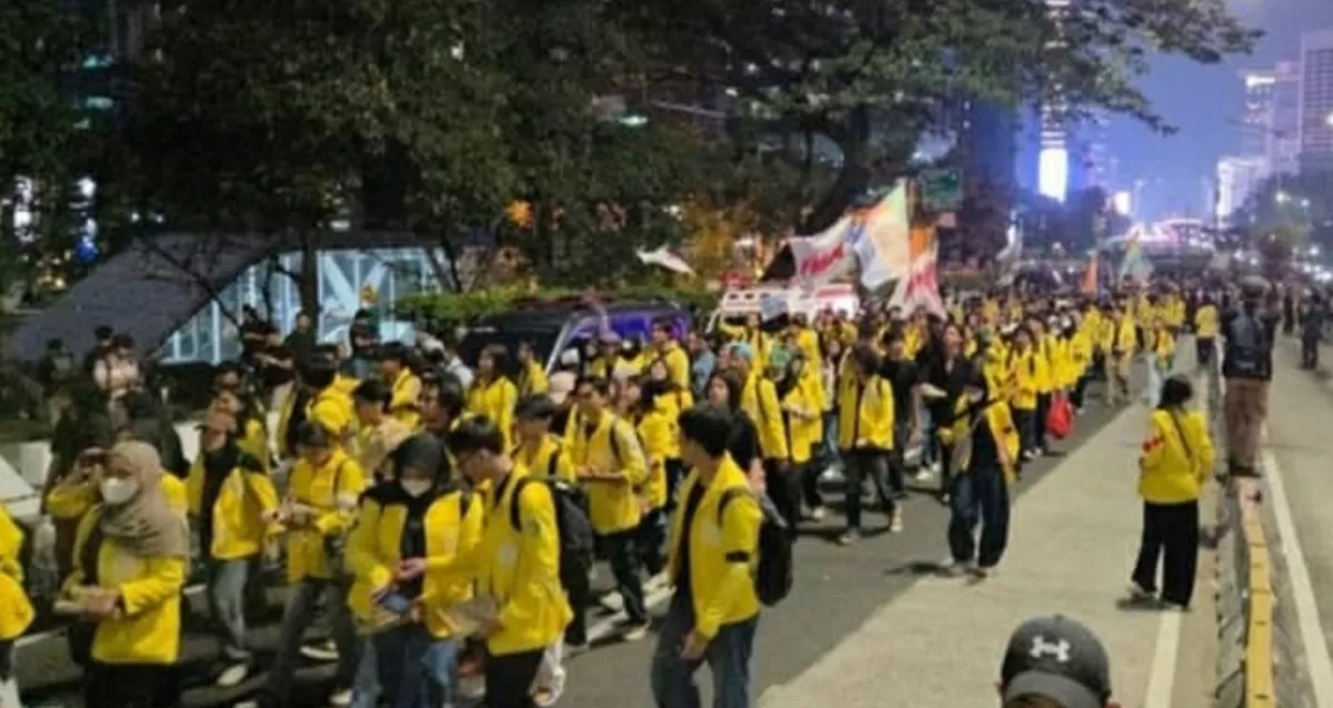 Potret Mahasiswa UI membubarkan diri dengan tertib setelah menyuarakan aspirasi di MH Thamrin-Sudirman Jakarta dalam aksi demo "Merebut Kemerdekaan" (Instagram/pandemictalks)